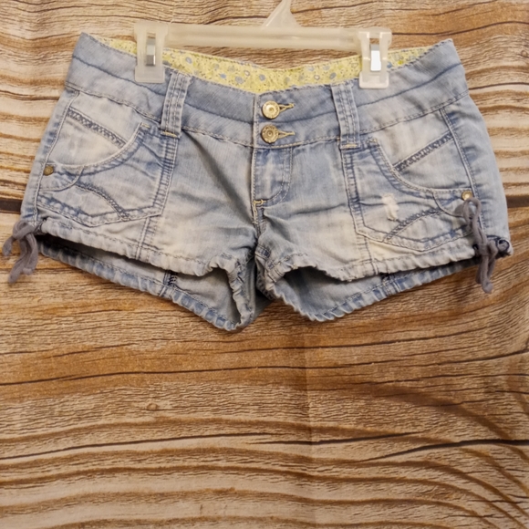 Short Shorts Almost Famous Light Blue Jeans - Picture 2 of 12